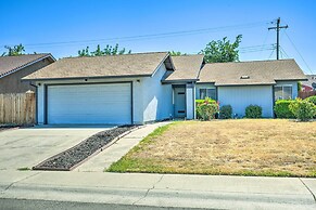 Modern Sacramento Home w/ Yard: 12 Mi to Dtwn