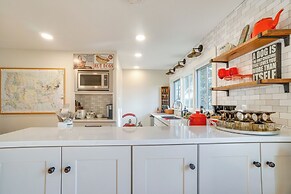 'the Porch House' Located in Historic Village