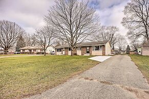 Homey Duplex - 10 Mi to Downtown Grand Rapids!