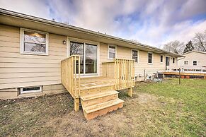 Homey Duplex - 10 Mi to Downtown Grand Rapids!