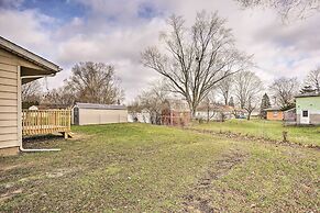 Homey Duplex - 10 Mi to Downtown Grand Rapids!