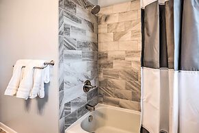 Homey Duplex - 10 Mi to Downtown Grand Rapids!