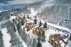 Ski-in/out & Golf Condo w/ A/C at Holiday Valley!