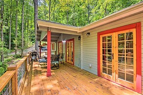 Pet-friendly Otto Mountain Cabin w/ Fireplace!