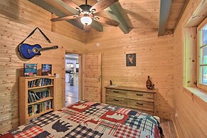 Pet-friendly Otto Mountain Cabin w/ Fireplace!