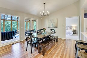 The Bella Vista Lakeside Treehouse: Dock & Kayaks!