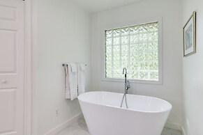 The Bella Vista Lakeside Treehouse: Dock & Kayaks!