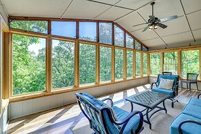 The Bella Vista Lakeside Treehouse: Dock & Kayaks!