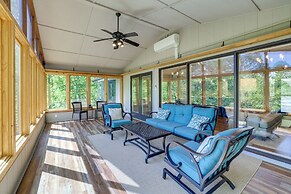 The Bella Vista Lakeside Treehouse: Dock & Kayaks!