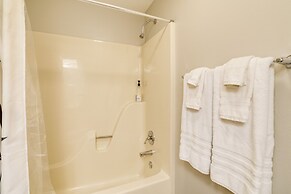 The Bella Vista Lakeside Treehouse: Dock & Kayaks!