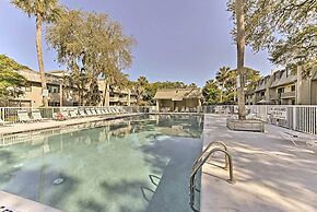 Hilton Head Condo w/ Pool Access: Steps to Beach!