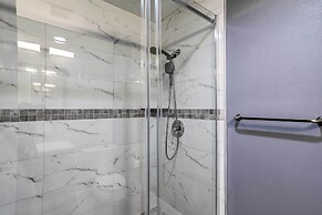 Modern Clearwater Home w/ Deck: 9 Mi to Beach