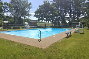 Lisle Apt: Fireplace & Stained Glass Windows!