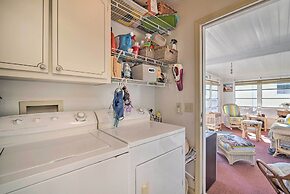 Lady Lake House w/ Lanai & Community Pool!