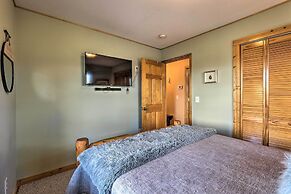 Piney Creek Mountain-view Cabin w/ Wraparound Deck