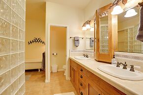 Templeton Ranch w/ Private Hot Tub & Deck!