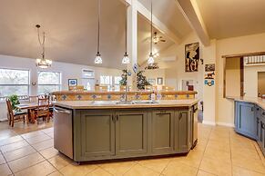 Templeton Ranch w/ Private Hot Tub & Deck!