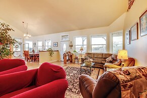 Templeton Ranch w/ Private Hot Tub & Deck!