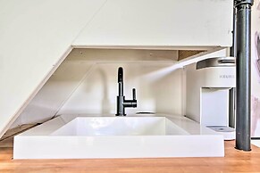 3 Mi to Mississippi State: Tiny Home w/ Deck!