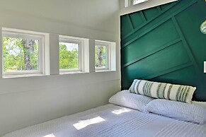 3 Mi to Mississippi State: Tiny Home w/ Deck!