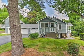 Near Hiking + Dining: Dtwn Sylva Cottage!