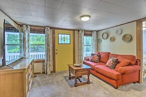 Near Hiking + Dining: Dtwn Sylva Cottage!