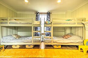 Historic Farmhouse w/ Chef's Kitchen Near Wineries