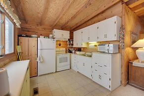 Waterfront Nelson Lake Cabin w/ Boat Dock!