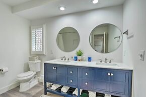 Golf, Dine & Swim: Sleek Palmetto Dunes Home!