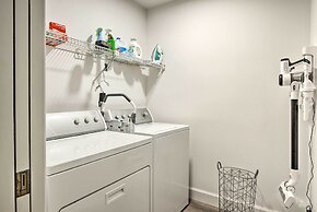 Golf, Dine & Swim: Sleek Palmetto Dunes Home!