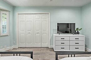 Golf, Dine & Swim: Sleek Palmetto Dunes Home!