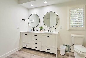 Golf, Dine & Swim: Sleek Palmetto Dunes Home!