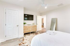 Golf, Dine & Swim: Sleek Palmetto Dunes Home!