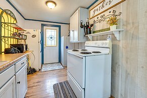 'cabana Luna' Cabin w/ Deck, Swing & Fire Pit!