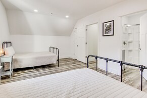 Mountain View, Fire Pit: Roomy Blue Ridge Home!