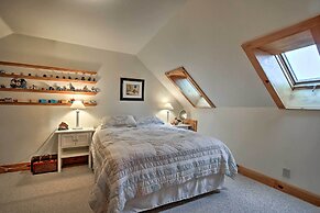 Spacious Gilford Retreat w/ Deck: 2 Mi to Skiing!