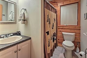 Spacious Gilford Retreat w/ Deck: 2 Mi to Skiing!