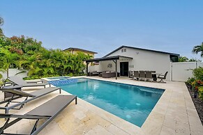 Naples Home w/ Patio < 1 Mi to Beaches!