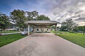 Lakefront Home < 3 Miles to Historic Granbury!