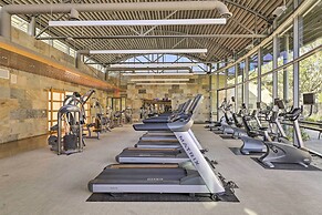 Modern Irvine Condo w/ Pool - 7 Mi to Beach!