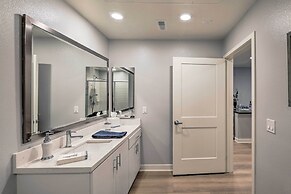 Modern Irvine Condo w/ Pool - 7 Mi to Beach!