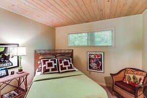 Woodsy Mountain Home Escape: Walk to Marina!