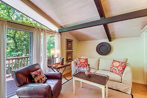 Woodsy Mountain Home Escape: Walk to Marina!