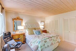 Woodsy Mountain Home Escape: Walk to Marina!