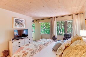 Woodsy Mountain Home Escape: Walk to Marina!