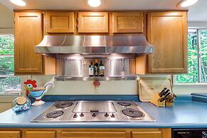 Woodsy Mountain Home Escape: Walk to Marina!