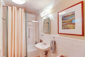 Woodsy Mountain Home Escape: Walk to Marina!