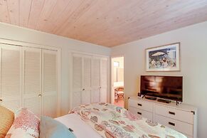 Woodsy Mountain Home Escape: Walk to Marina!