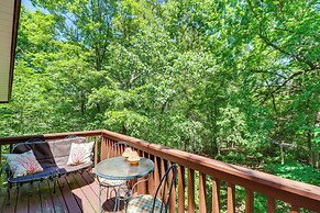 Woodsy Mountain Home Escape: Walk to Marina!