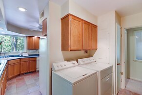 Woodsy Mountain Home Escape: Walk to Marina!